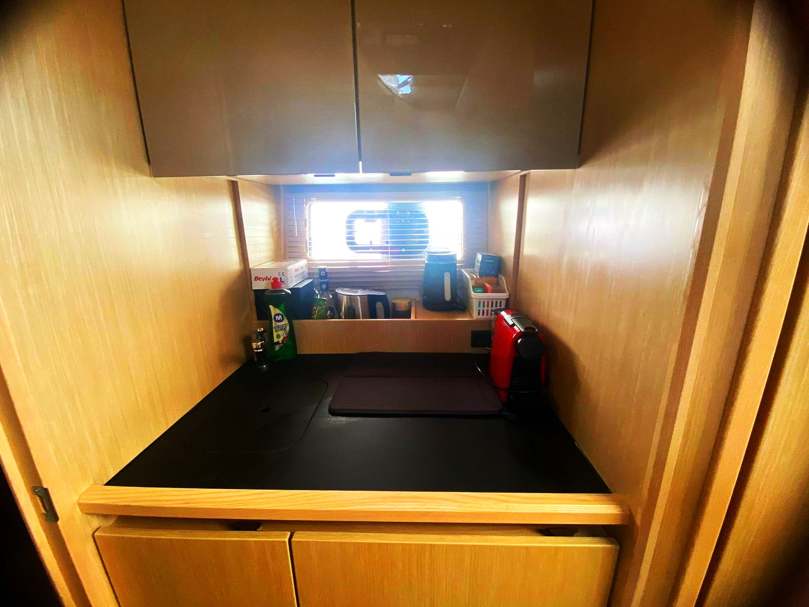 M/Y BLK